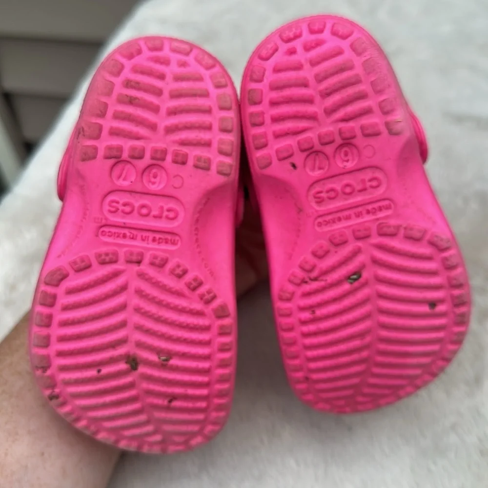 CROCS Kids Vibrant Pink Shoes Size C 6/7